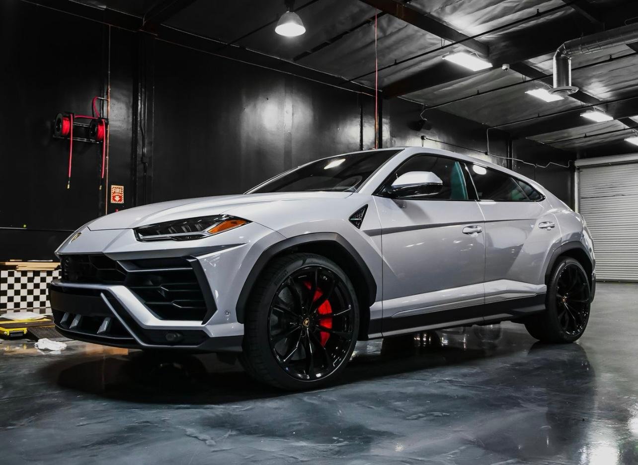 Pose professionnelle d'un film de protection PPF sur une voiture de sport, Elite Protect Auto